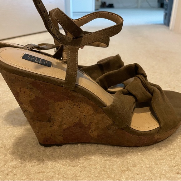 Shoes - Size 9 olive wedge heels